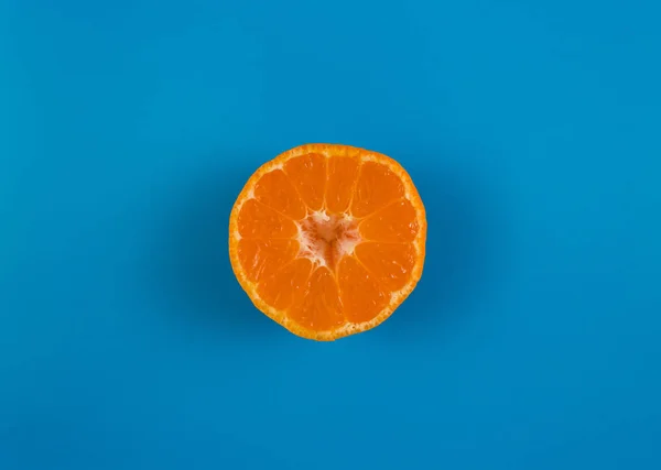 Нарезанный Мандарин Сердцевидным Ядром Цветном Фоне Апельсиновые Фрукты Голубом — стоковое фото