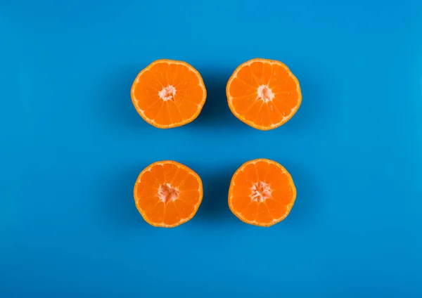 Diiris Tangerine Pada Latar Belakang Berwarna Buah Oranye Pada Biru — Stok Foto