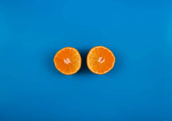 Tangerină Feliată Fundal Colorat Fructe Portocalii Albastru — Fotografie, imagine de stoc