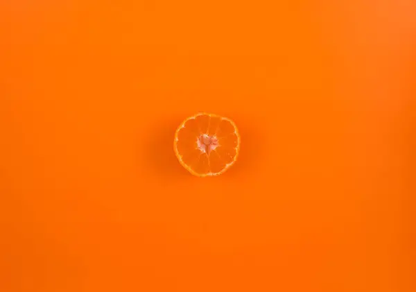 Mandarine Tranchée Avec Noyau Forme Cœur Sur Fond Couleur Estivale — Photo