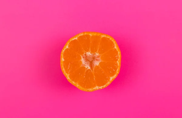 Нарезанный Мандарин Сердцевидным Ядром Цветном Фоне Оранжевые Фрукты Розовом — стоковое фото