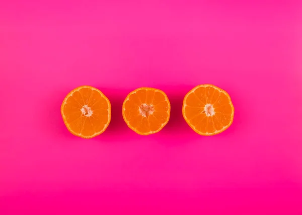 Diiris Tangerine Pada Latar Belakang Berwarna Buah Oranye Pada Merah — Stok Foto