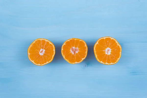 Tangerină Feliată Fundal Colorat Fructe Portocalii Lemn Albastru — Fotografie, imagine de stoc
