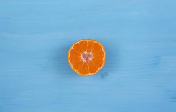 Tangerină Feliată Miez Formă Inimă Fundal Colorat Fructe Portocalii Lemn — Fotografie, imagine de stoc