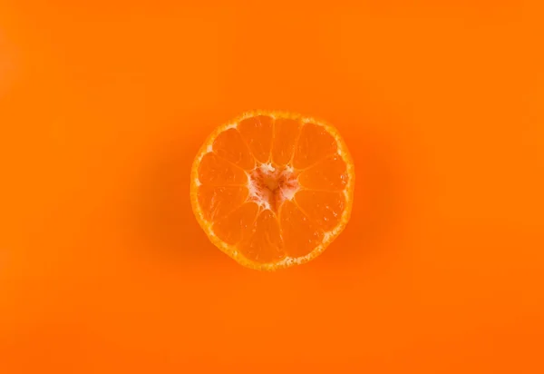 Mandarynka Plasterkach Rdzeniem Kształcie Serca Kolorowym Letnim Tle Pomarańczowy Owoc — Zdjęcie stockowe