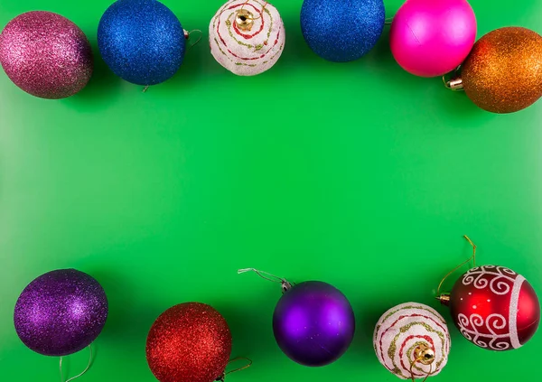Noel Ağacının Arka Planında Noel Ağacı Renkli Oyuncaklar Düz Bir — Stok fotoğraf