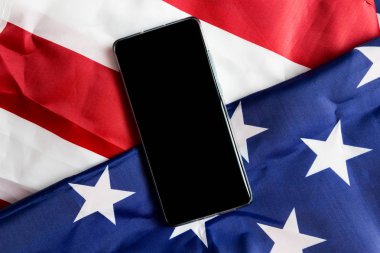 Amerikan bayrağında cep telefonu, ABD 'de iletişim hizmetleri ve iletişim fiyatları konsepti, metin için bir yer,