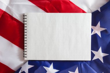 Amerikan bayrağının üzerine kağıt defter, Amerika 'da yeni yılı ve Noel' i kutluyoruz.