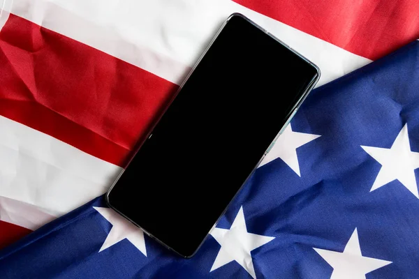 Mobiltelefon Auf Der Amerikanischen Flagge Das Konzept Der Bereitstellung Von — Stockfoto