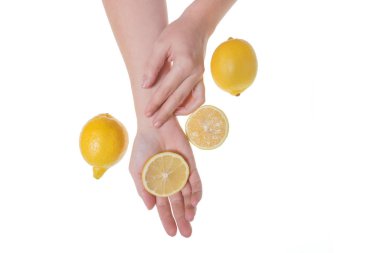 Meyvelerle el ele tutuşan kız, kozmetik prosedürleri ve gençleştirme konsepti, beyaz arka planda izole edilmiş limon ve eller, bloglar için fotoğraf ve doğal kozmetik ürünleri.