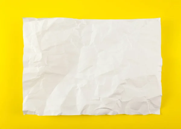黄色背景上皱皱巴巴的纸 — 图库照片