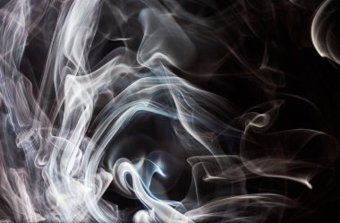 Elektronik sigaradan beyaz duman.