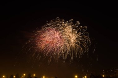 Nehrin üzerinde havai fişekler.