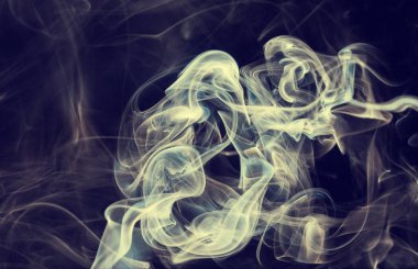 Elektronik sigaradan beyaz duman.