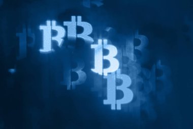 Bitcoin işareti şeklinde bokeh ile soyut bulanık arkaplan, klasik mavi, 2020 yılının rengi
