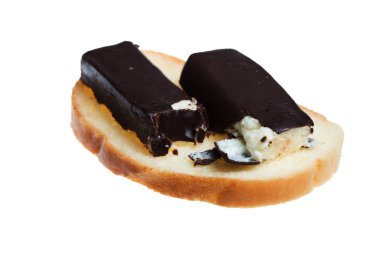 Beyaz arka planda izole edilmiş beyaz ekmek üzerinde kek peyniri.