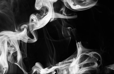 Siyah arka plandaki tütsüden çıkan beyaz duman..