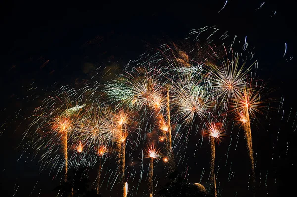 Farbenfrohes Feuerwerk Dunklen Himmel Mit Wolken — Stockfoto