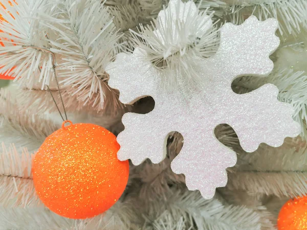 Palla Arancione Bianco Albero Natale Artificiale Sfondo Natale Con Giocattoli — Foto Stock