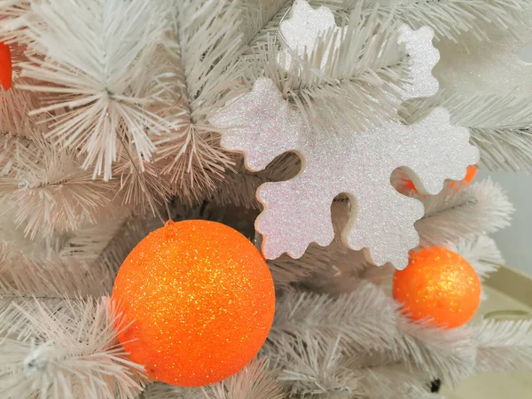Beyaz Suni Noel Ağacında Turuncu Top Noel Oyuncakları Kar Taneleriyle — Stok fotoğraf