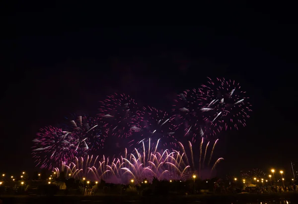 Focuri Artificii Peste Râu — Fotografie, imagine de stoc