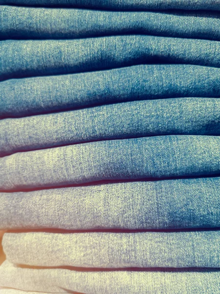 Denim Mavi Arkaplan Mağazada Pantolon Yığını Soyut Giyim Arka Planı — Stok fotoğraf