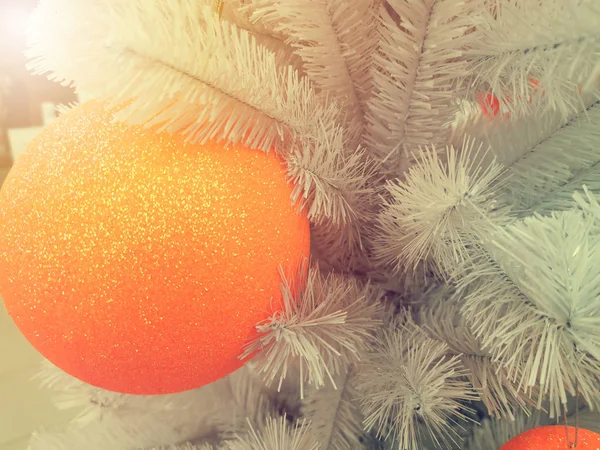 Bola Naranja Brillante Árbol Navidad Artificial Blanco Fondo Navidad Con —  Fotos de Stock