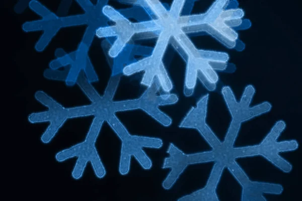 要旨雪の結晶の形をしたボケとクリスマスの背景 スタイルの古典的な青 年の色2020 — ストック写真