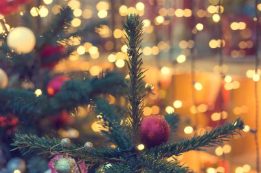 Oyuncakları, topları, çelenkleri ve ışıkları olan Noel ağacı, Bokeh ile yeni yıl geçmişi