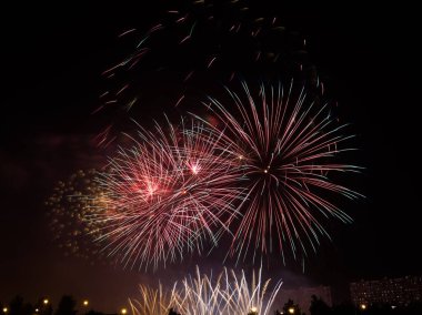 Nehrin üzerinde havai fişekler.