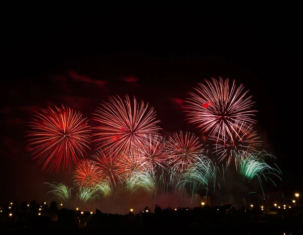 Feuerwerk Über Dem Fluss — Stockfoto