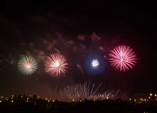 Focuri Artificii Peste Râu — Fotografie, imagine de stoc