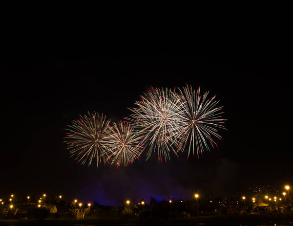 фейерверки над рекой.
