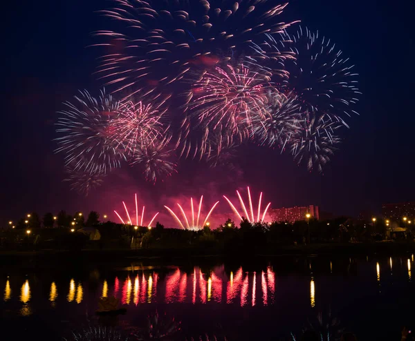 Fyrverkerier Över Floden — Stockfoto