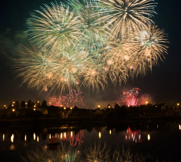 Focuri Artificii Peste Râu — Fotografie, imagine de stoc