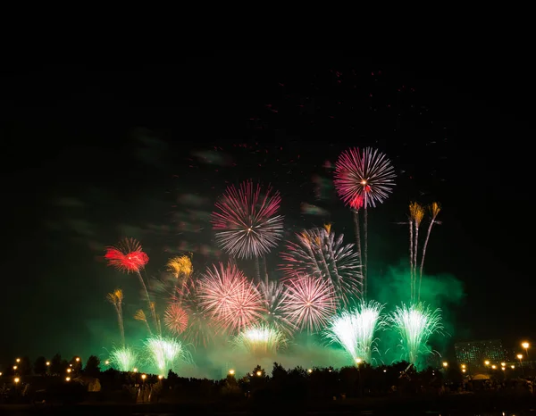 Focuri Artificii Peste Râu — Fotografie de stoc gratuită