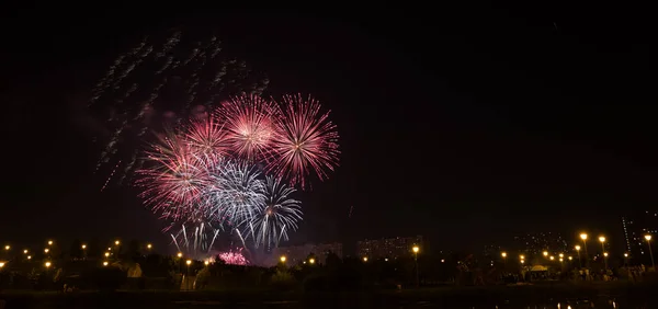 Focuri Artificii Peste Râu — Fotografie, imagine de stoc