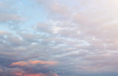 Fırtına öncesi gökyüzü bulutlu, gün batımı kırmızı renkli