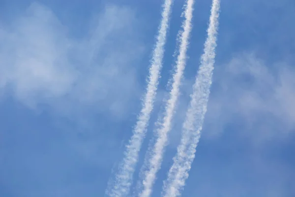 Camino Inversión Nubes Desde Avión Contra Cielo Azul — Foto de Stock