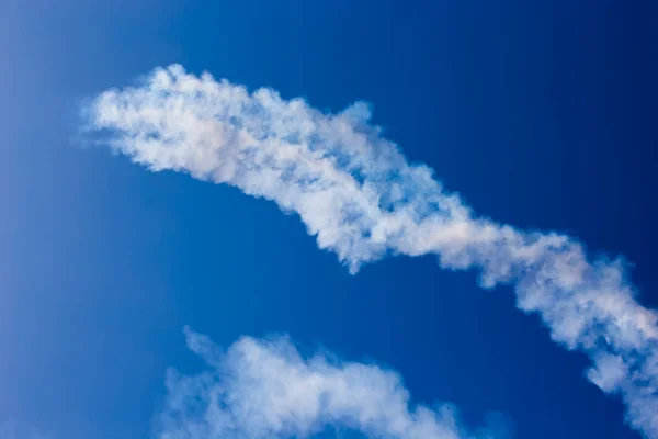 Obrácená Trasa Mraků Letadla Proti Modré Obloze — Stock fotografie