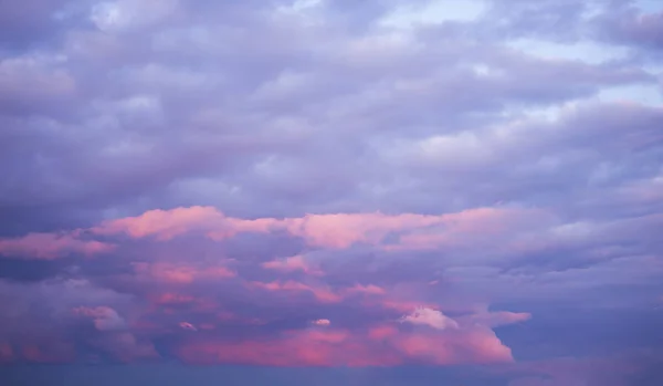 Pre Storm Hemel Met Wolken Zonsondergang Met Een Rode Tint — Stockfoto