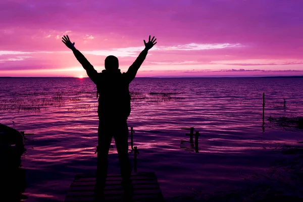 Silueta Hombre Espalda Con Las Manos Alto Contra Atardecer Amanecer — Foto de Stock