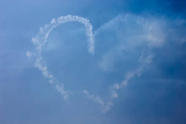 Huella Inversión Nubes Desde Avión Contra Cielo Azul Forma Corazón — Foto de Stock
