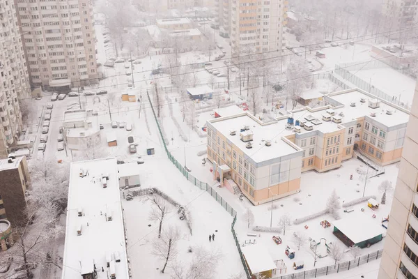 Ylhäältä Näkymä Asuinrakennuksiin Kaupunki Lumisateen Aikana Talojen Valkoiset Katot — kuvapankkivalokuva