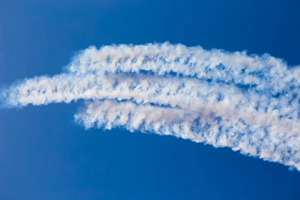Αντιστροφή Ίχνους Των Νεφών Από Αεροπλάνο Ενάντια Στον Γαλάζιο Ουρανό — Φωτογραφία Αρχείου