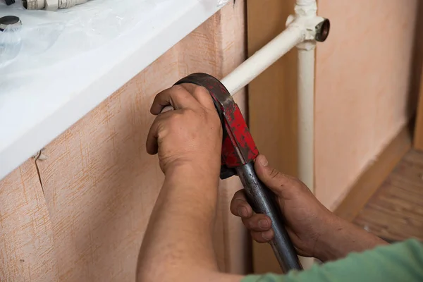 Homem Corta Fio Tubo Água Substituição Radiador Apartamento Trabalhos Canalização — Fotografia de Stock