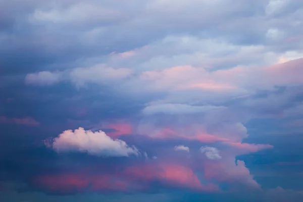 Vihar Előtti Magányos Fehér Felhővel — Stock Fotó