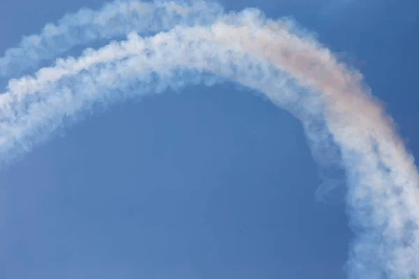 Camino Inversión Nubes Desde Avión Contra Cielo Azul — Foto de Stock