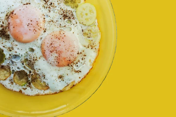 Fried Eggs Fried Zucchini Transparent Plate Yellow Background Space Text — Ücretsiz Stok Fotoğraf