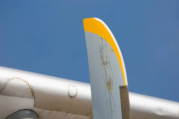 Hoja Hélice Avión Viejo Turbohélice Contra Fondo Ala Aluminio Día — Foto de Stock